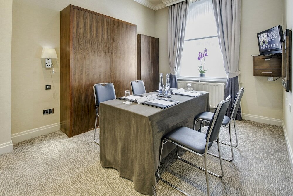 Фото Langham Court Hotel