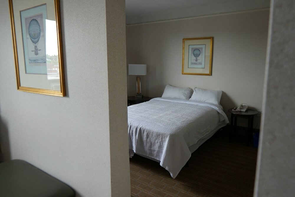 Фото Prince Arthur Waterfront Hotel & Suites