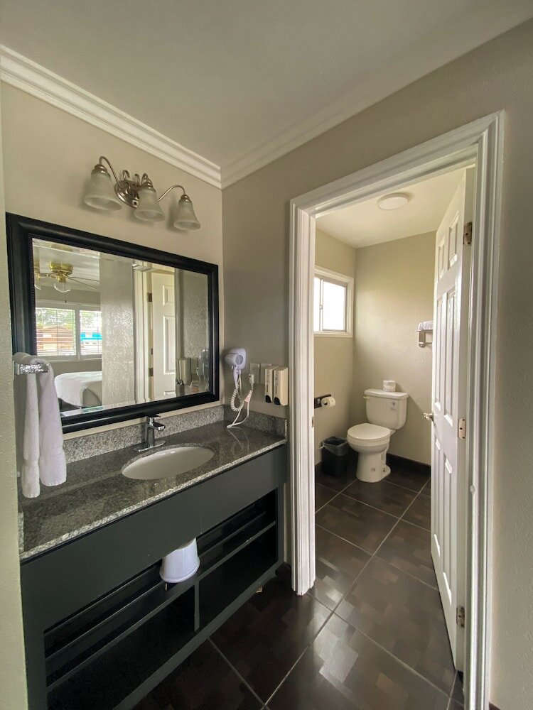 Фото Rockview Inn and Suites