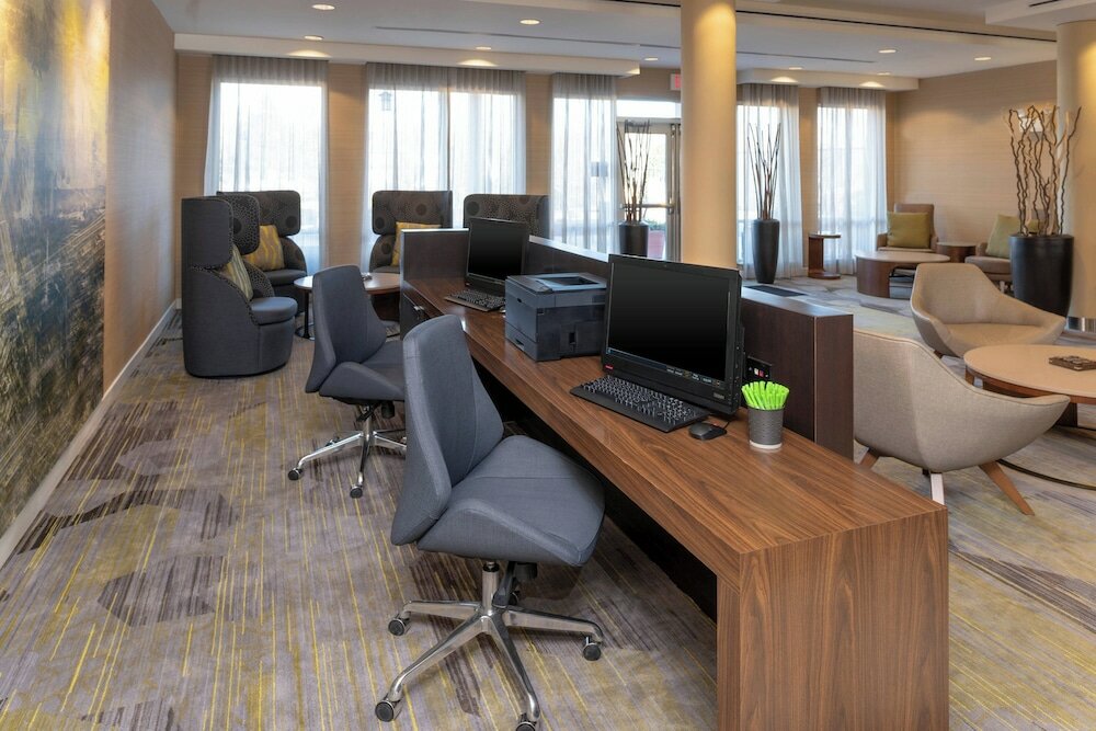 Фото Courtyard Milwaukee Airport