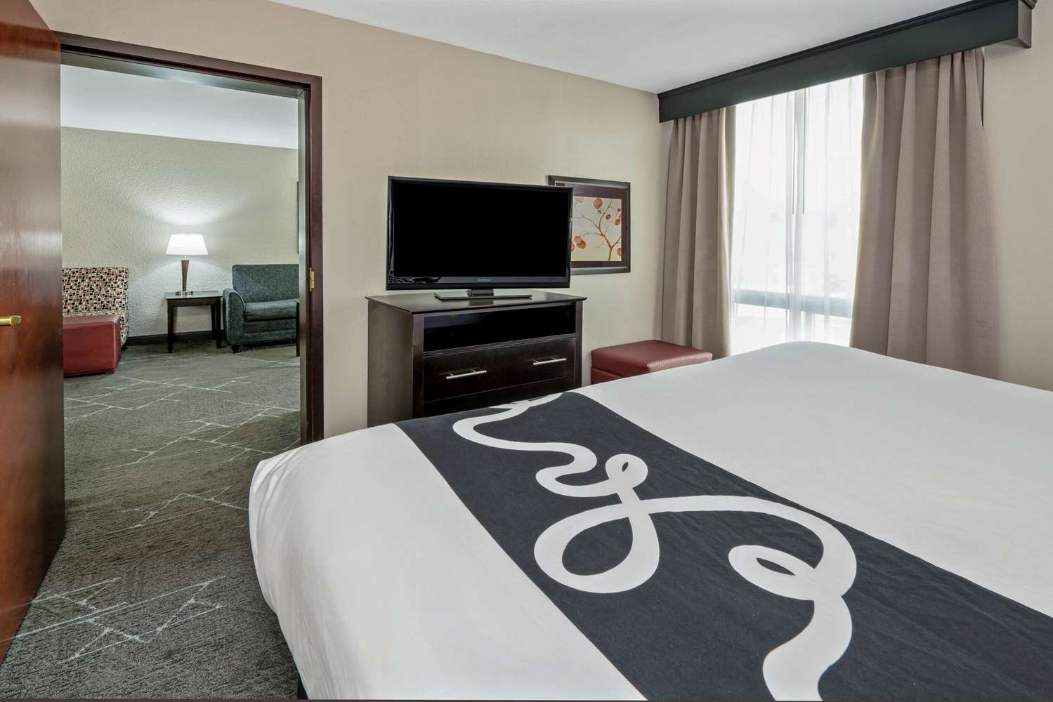 Фото La Quinta Inn & Suites by Wyndham Dallas I-35 Walnut Hill Ln