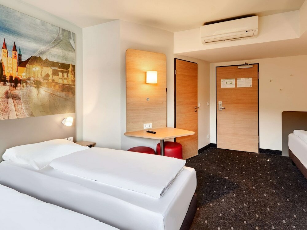 Фото B&b Hotel Würzburg