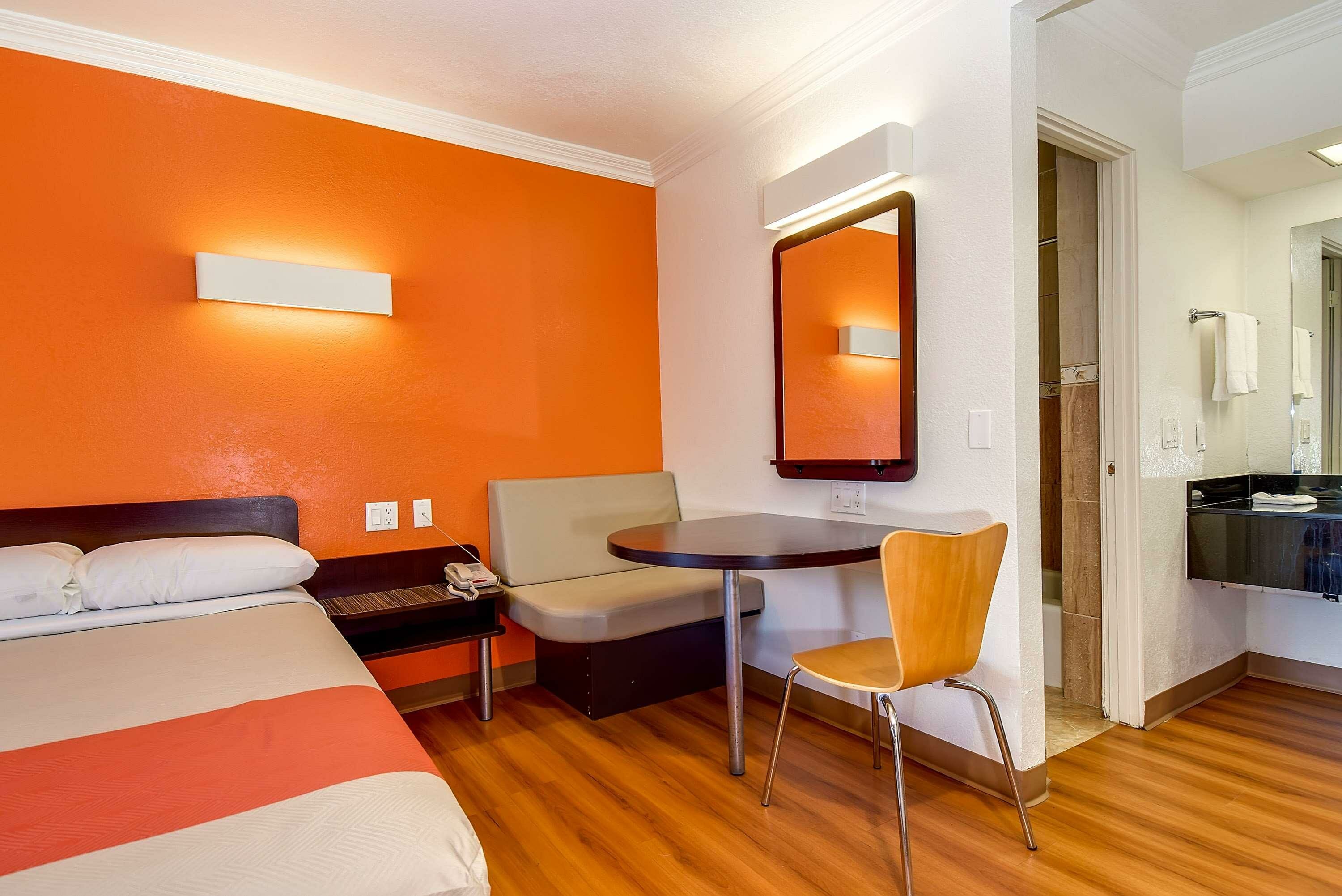 Фото Motel 6 Garden Grove