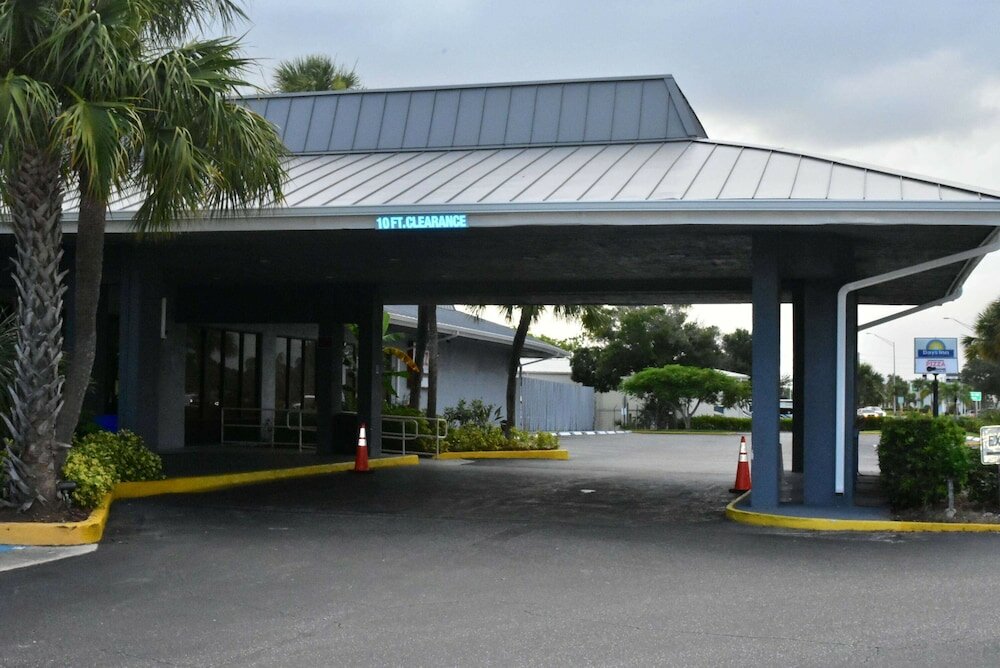 Фото Days Inn by Wyndham Stuart