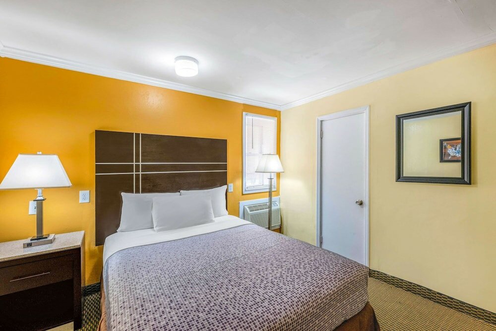 Фото Econo Lodge Beach and Boardwalk