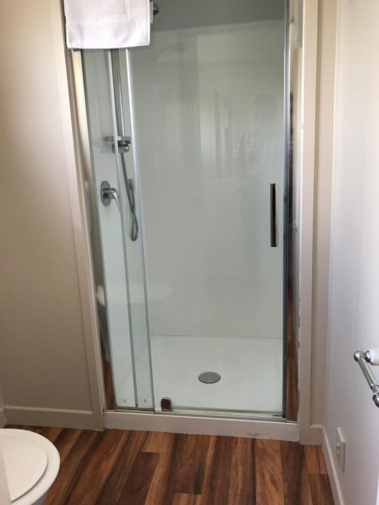 Фото Rayland Epsom Motel