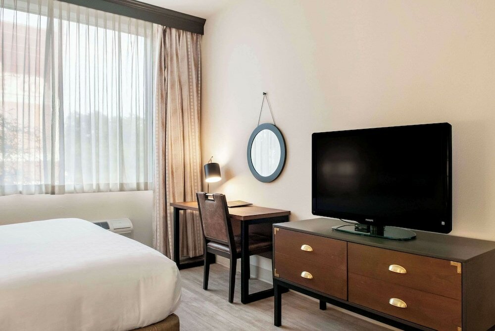 Фото St Charles Coach House, Ascend Hotel Collection