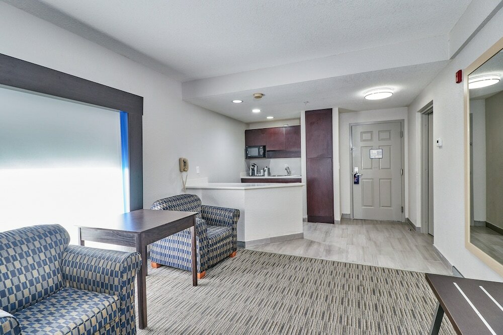 Фото Holiday Inn Express Hotel & Suites Clearwater/Us 19 N, an Ihg Hotel