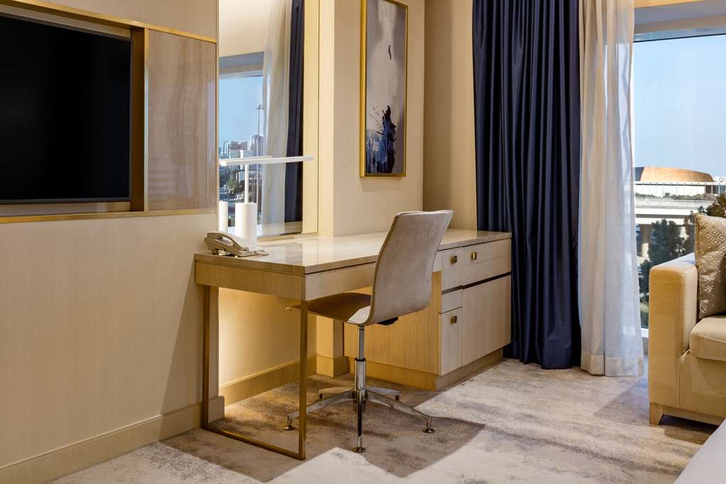 Фото The Diplomat Radisson Blu Hotel, Residence & SPA