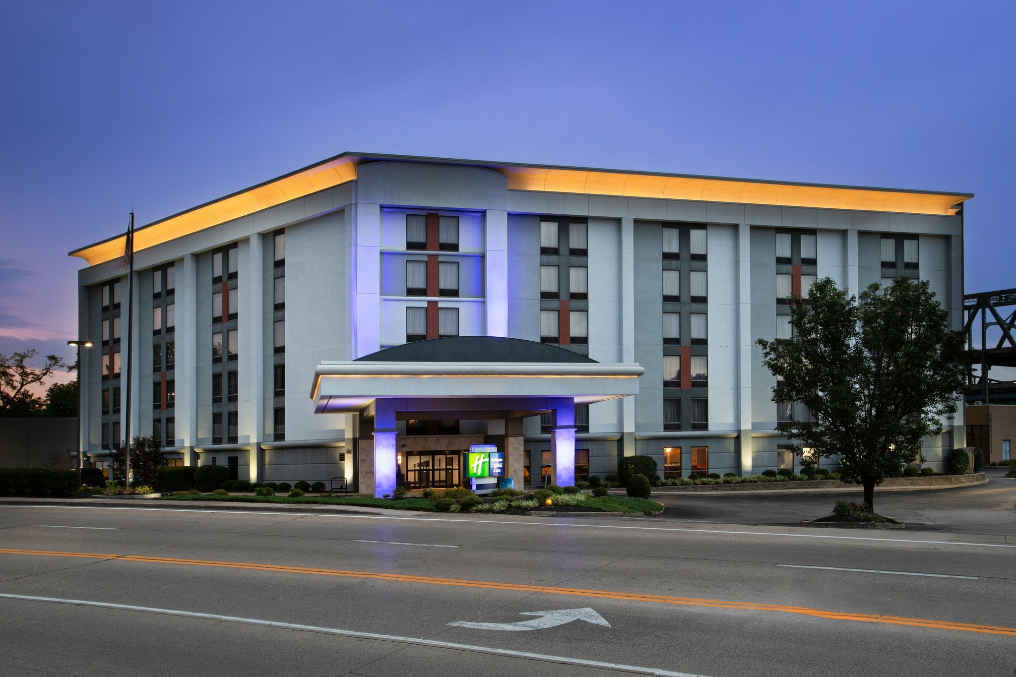 Фото Holiday Inn Express & Suites Cincinnati Riverfront, an Ihg Hotel