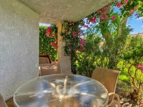 Гостиница Private Courtyard and Access to Resort Amenities - Gorgeous Charming Villa в Палм Дезерте