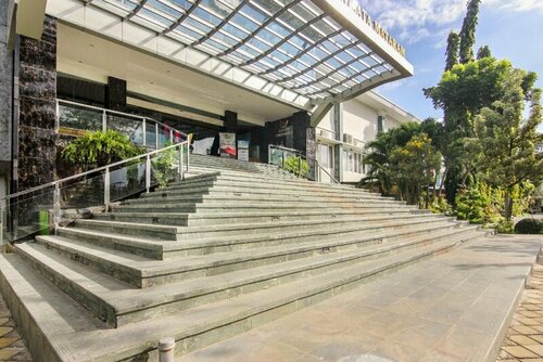 Гостиница Oyo 3765 Lombok Vaganza Hotel & Convention в Матараме