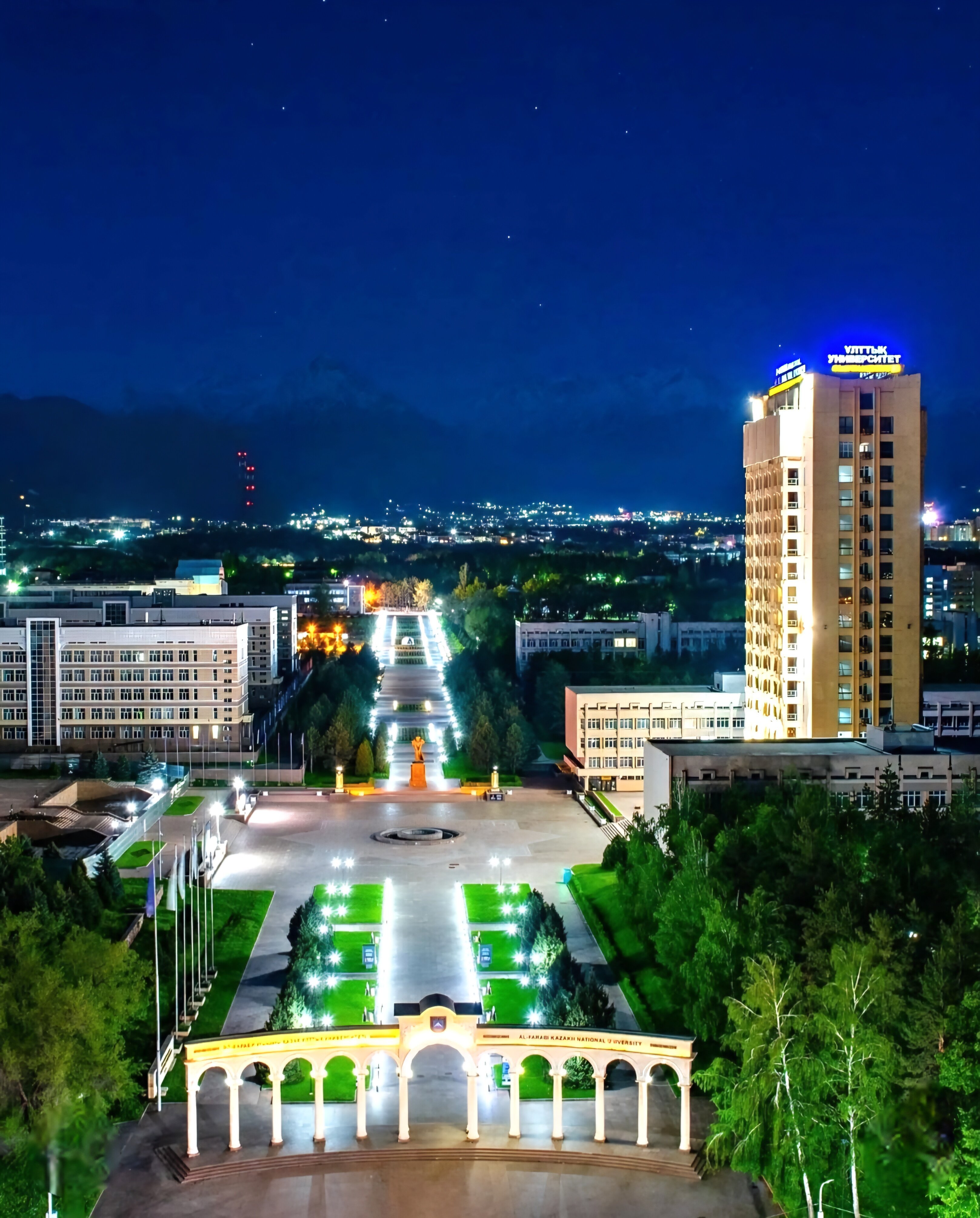 Ариелла Феррера және үлкен әтештері бар екі қара жігіт