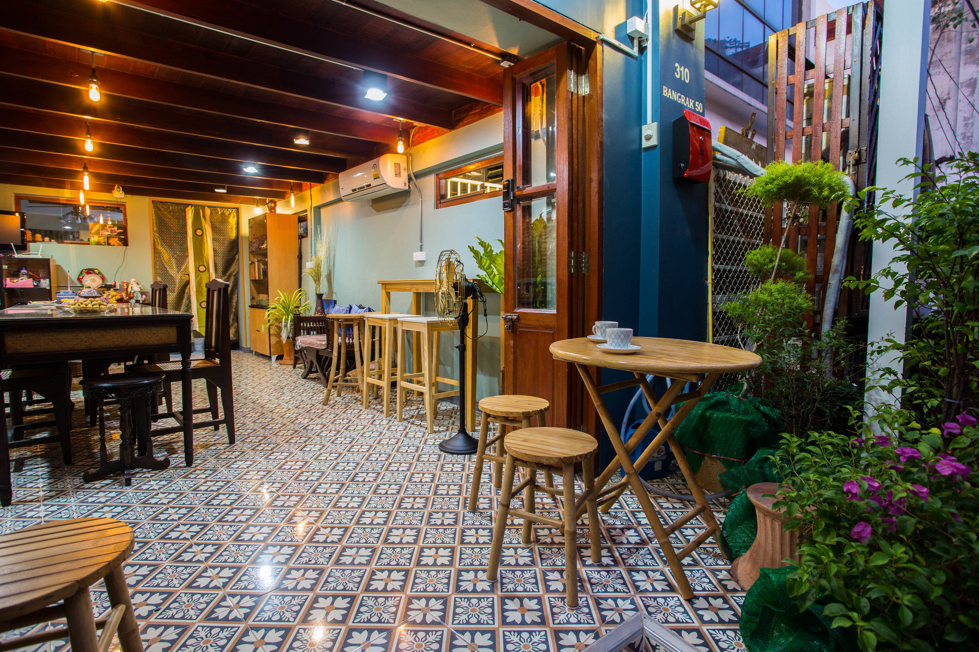 Фото Baan Gaysorn Hostel