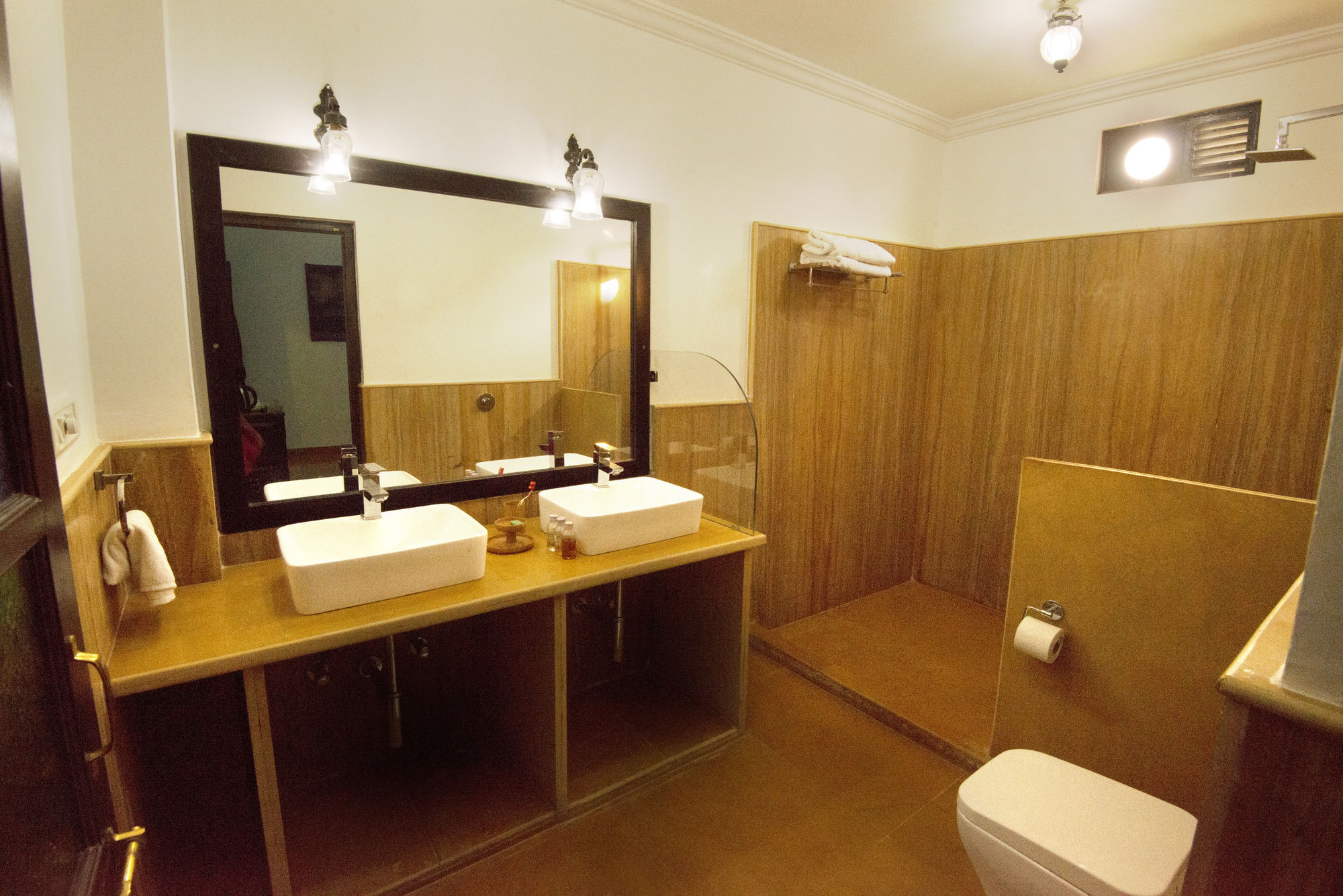 Фото The Golden House