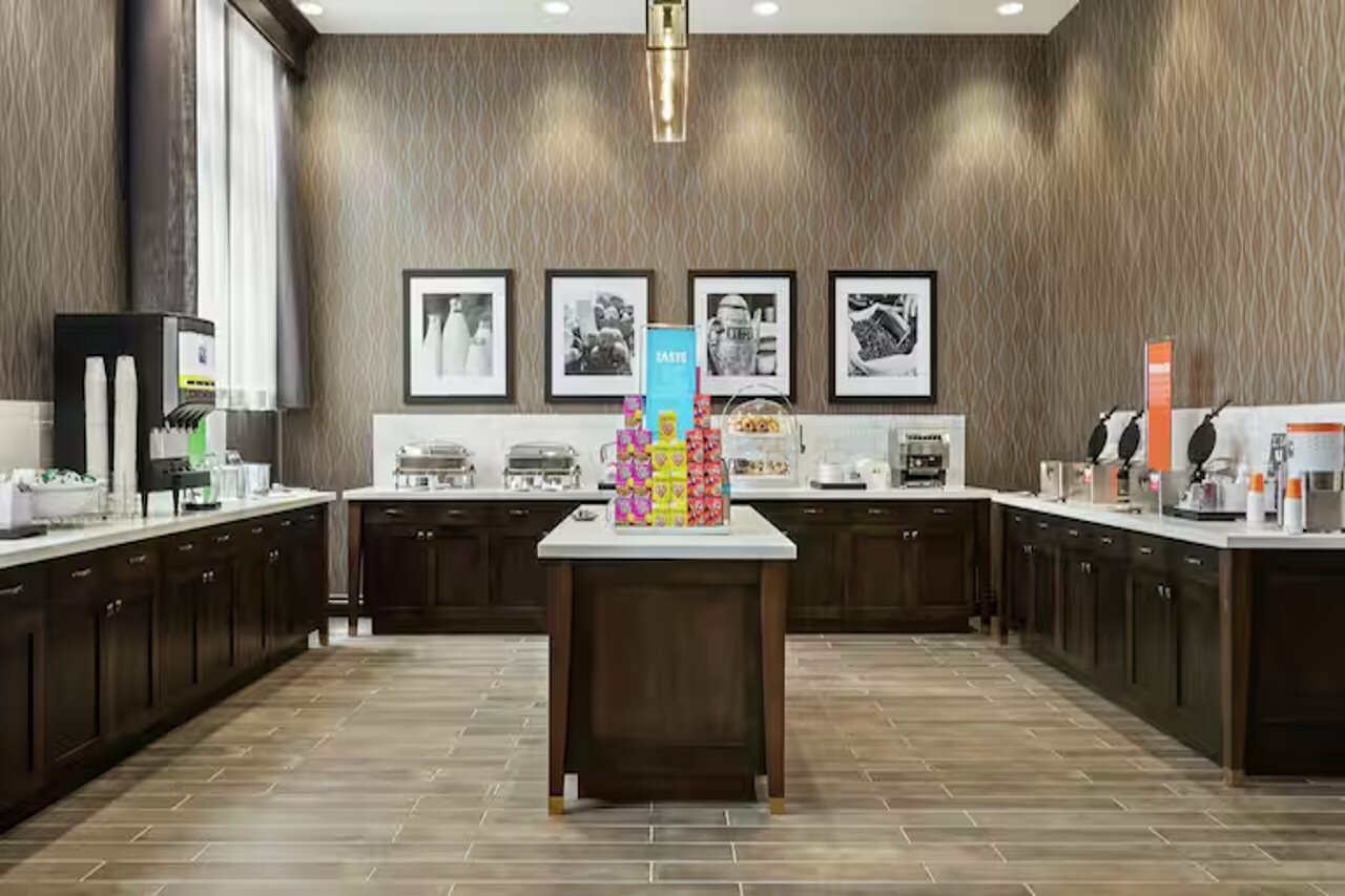 Фото Hampton Inn & Suites Kansas City Downtown Crossroads