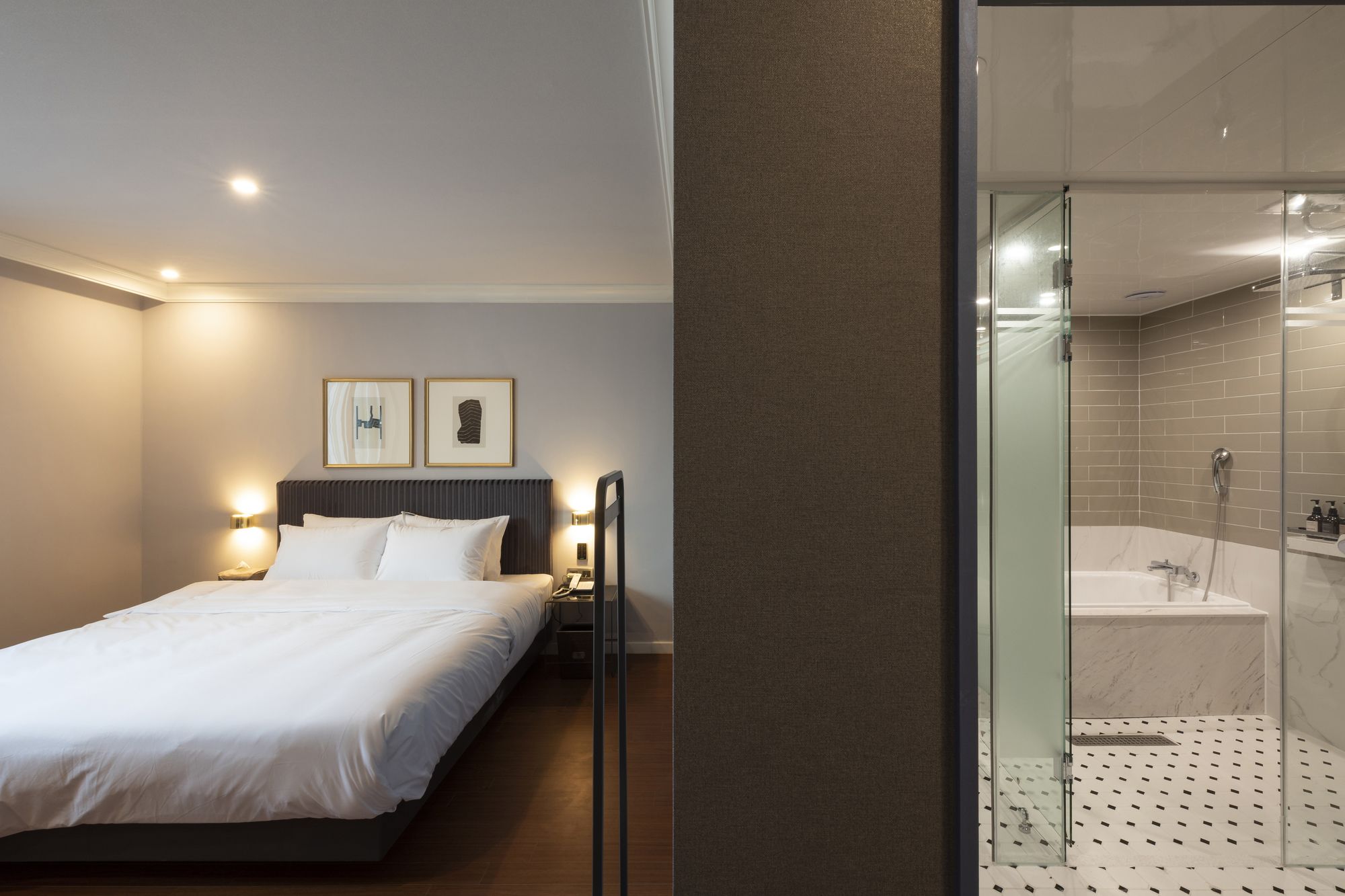 Фото Gupo Brown-Dot Hotel