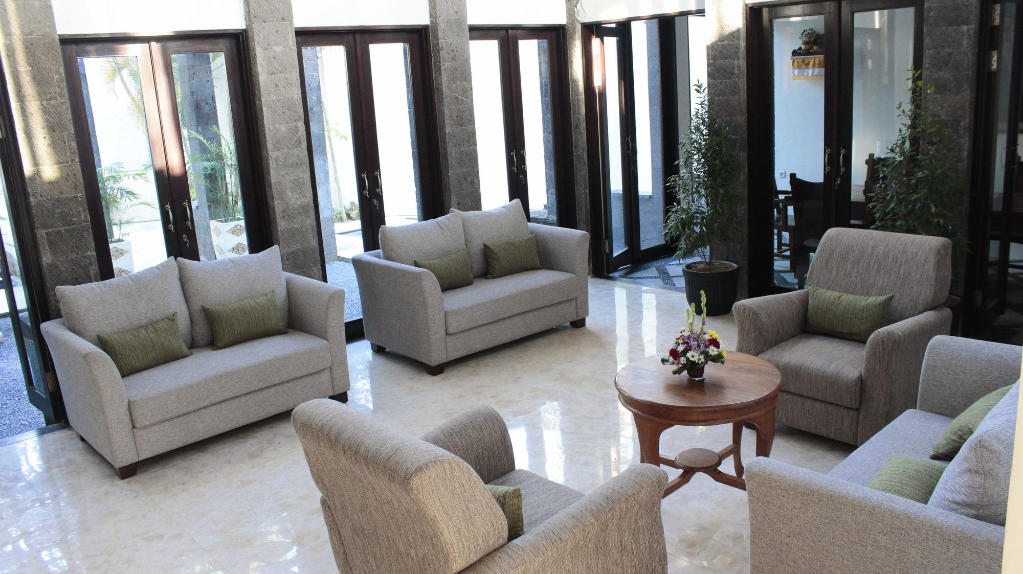 Фото Umpadhi Canggu Hotel