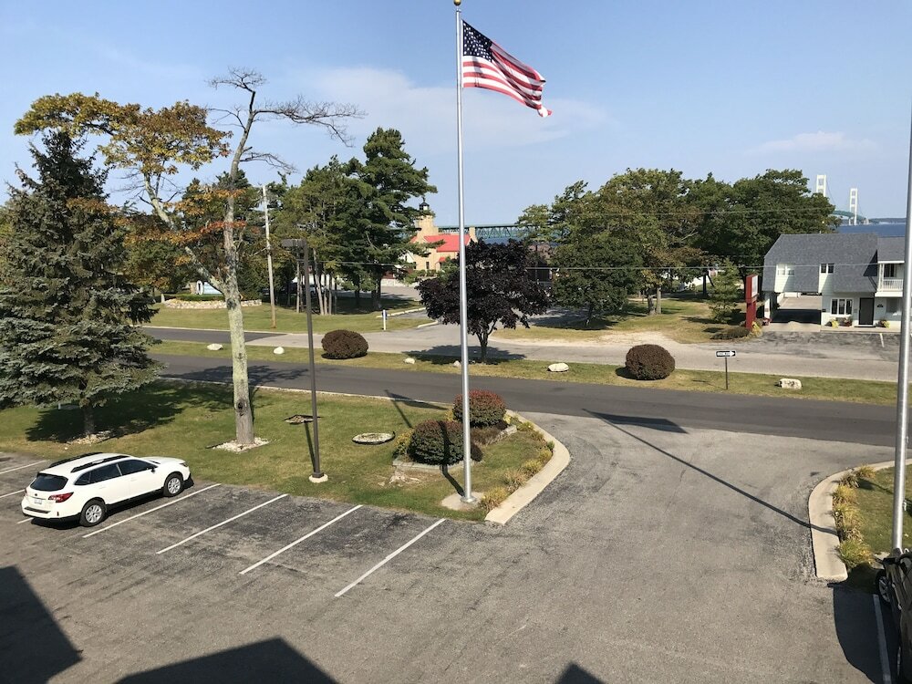 Фото Super 8 by Wyndham Bridgeview of Mackinaw City