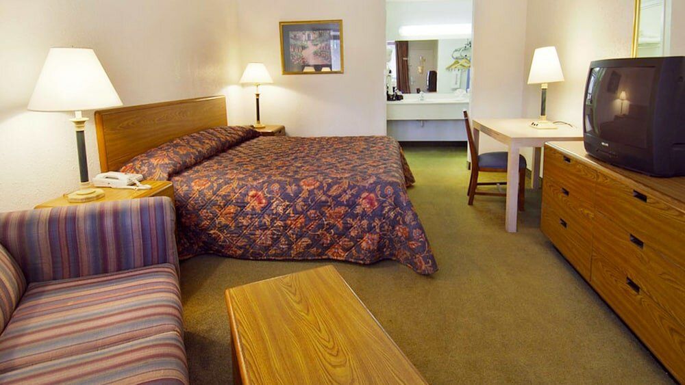 Фото Magnuson Grand Hotel & Conference Center Tyler