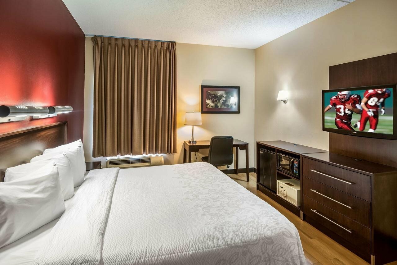 Фото Red Roof Inn Plus+ Long Island - Garden City