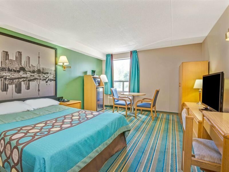 Фото Super 8 by Wyndham Toronto East ON