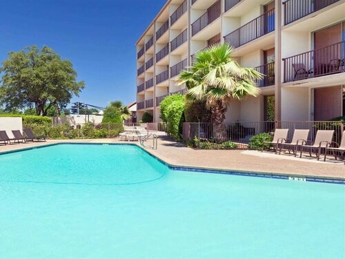 Гостиница Howard Johnson by Wyndham Arlington Ballpark Six Flags