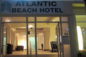 Гостиница The Tryst Beachfront Hotel