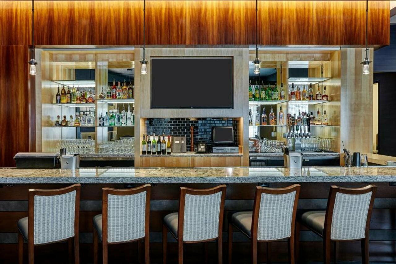 Фото Doubletree by Hilton Charlotte - Gateway Village