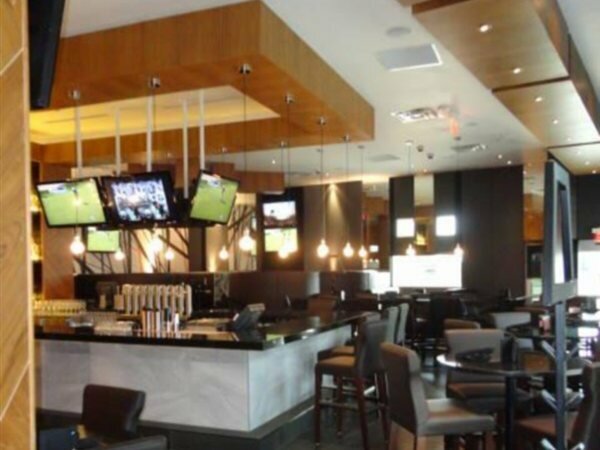 Фото Sandman Signature Toronto Airport Hotel