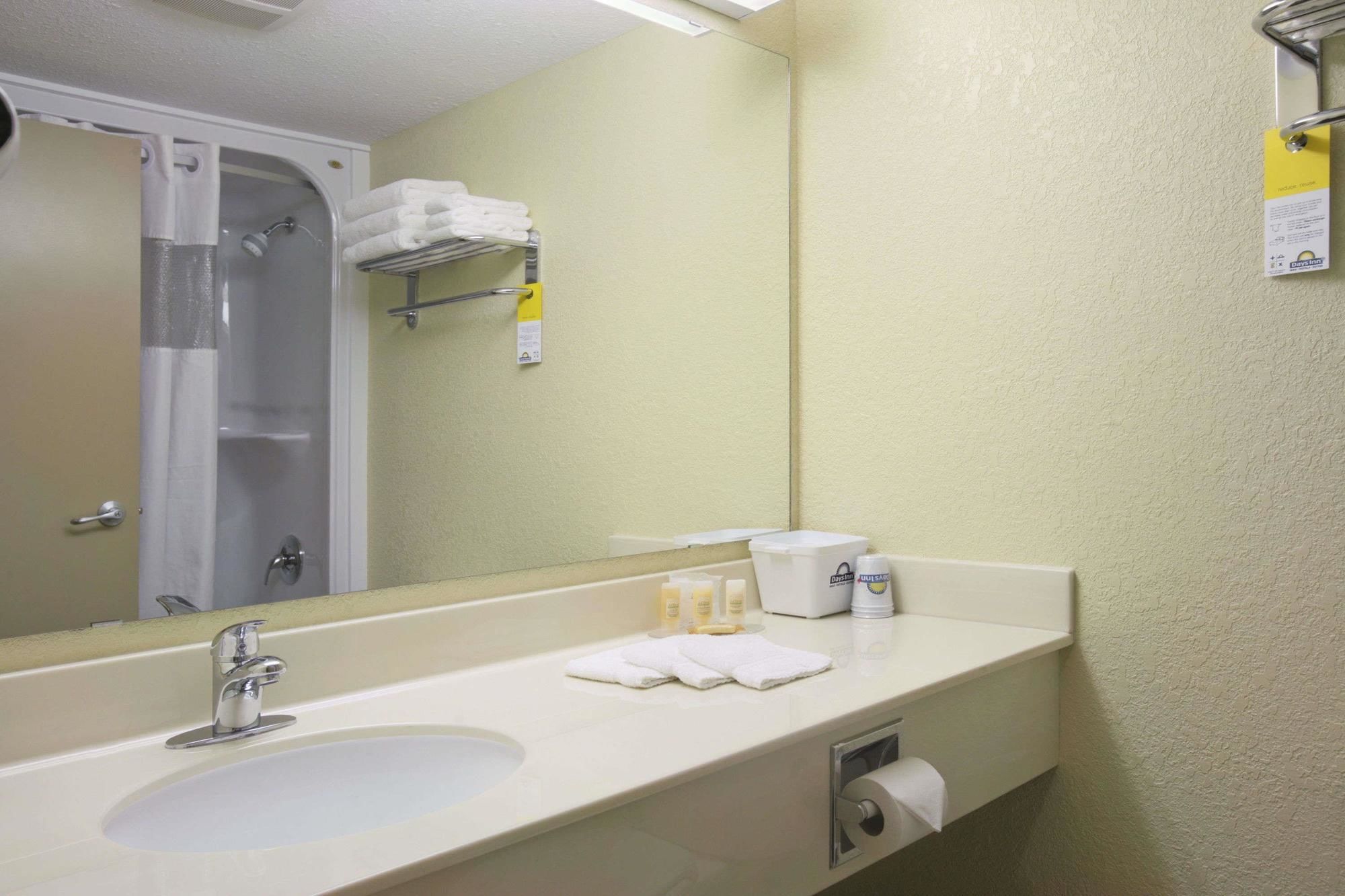 Фото Days Inn & Suites by Wyndham Thompson