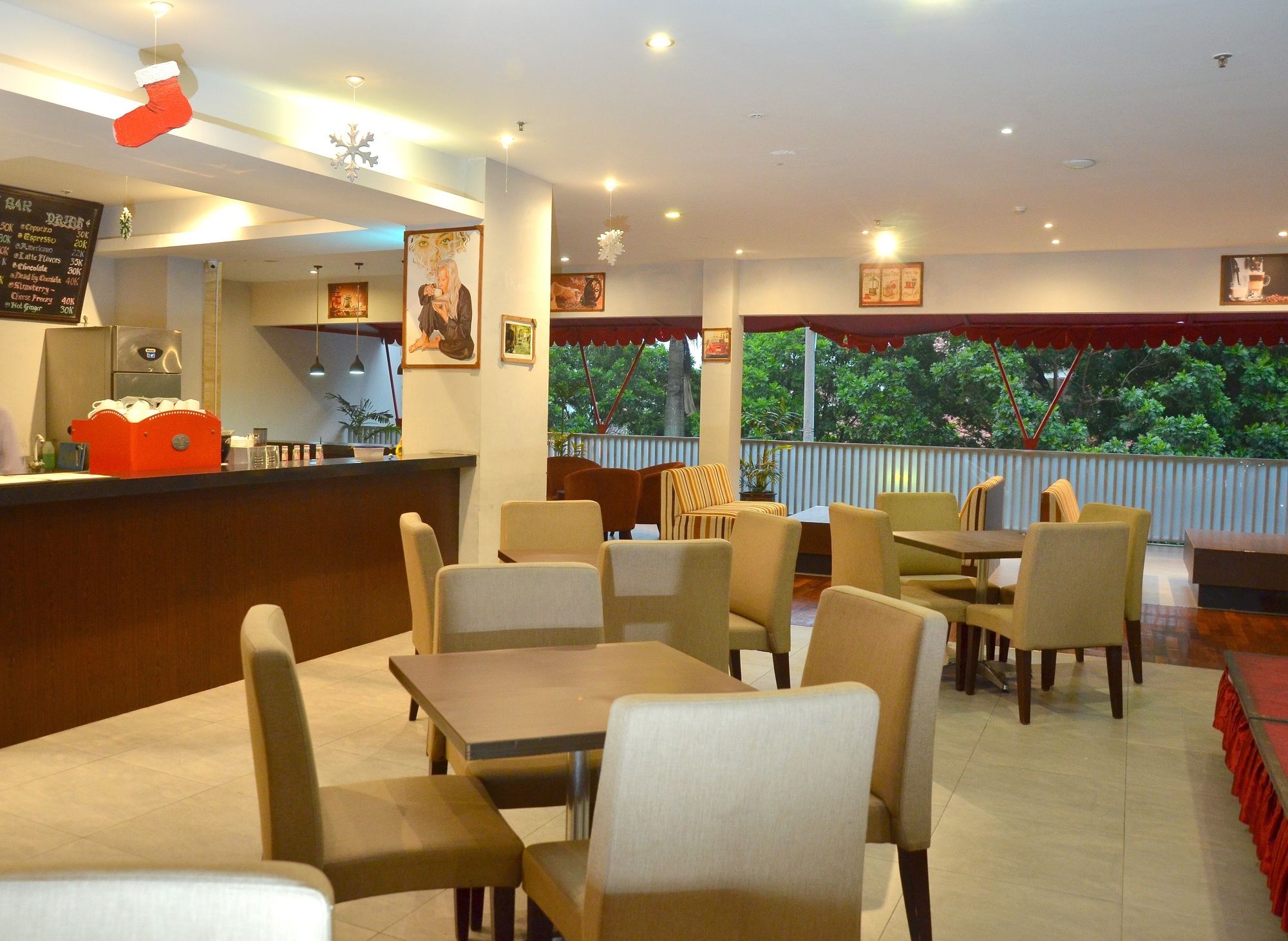 Фото Grand Cakra Hotel