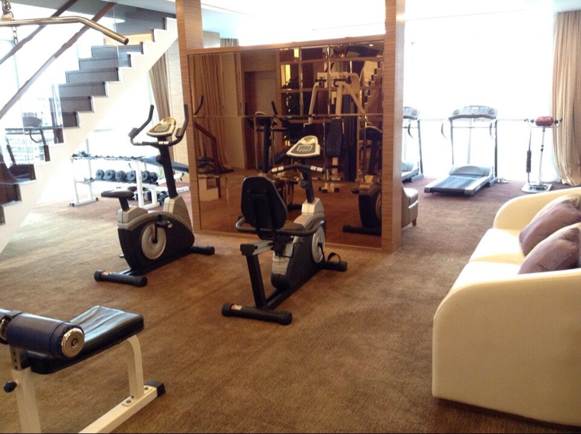 Фото Shenzhen Baoan Plus Gems Cube Hotel