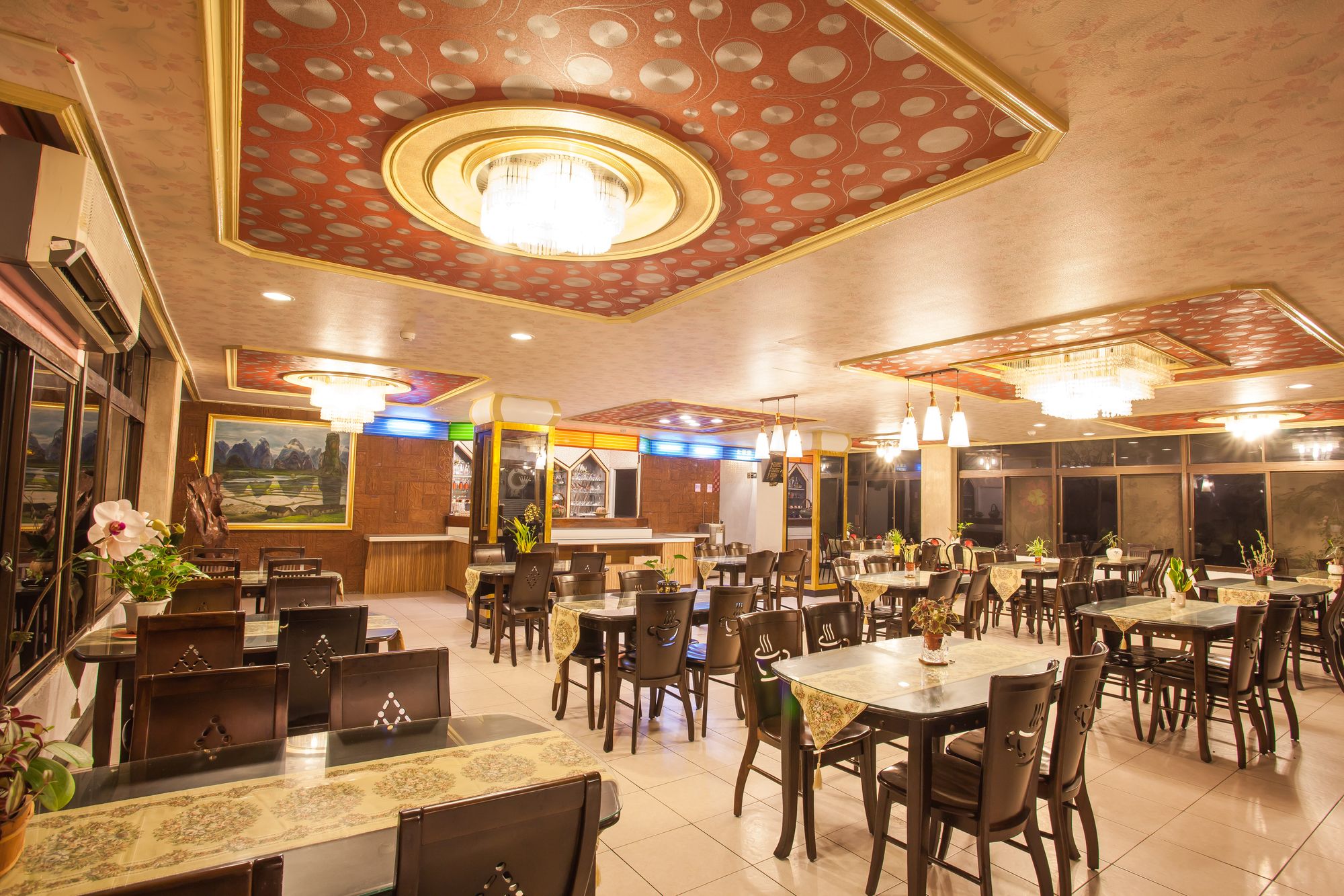 Фото Chiayi Crown Hotel