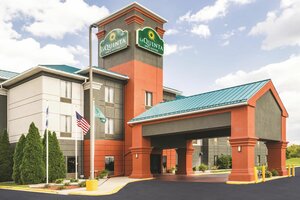 Гостиница La Quinta Inn & Suites by Wyndham Louisville East