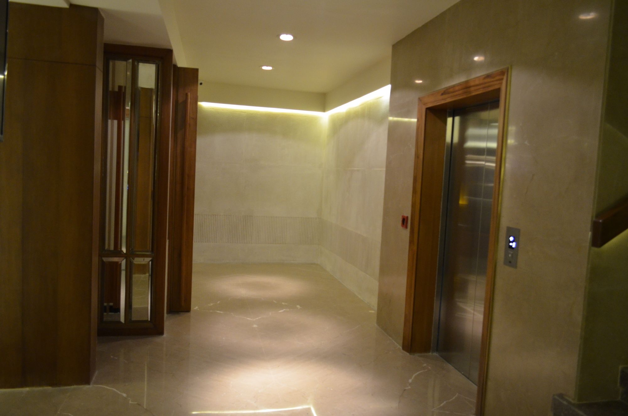 Фото The Maya Hotel