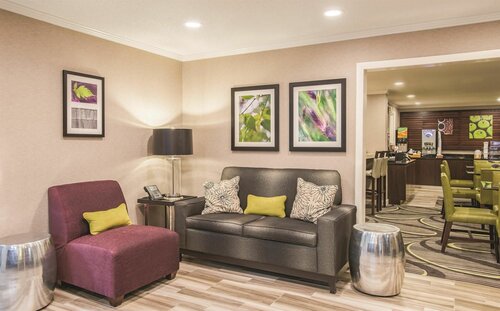 Внешний вид отеля La Quinta Inn & Suites by Wyndham Hartford - Bradley Airport в Уиндзор-Локсе, фото 5