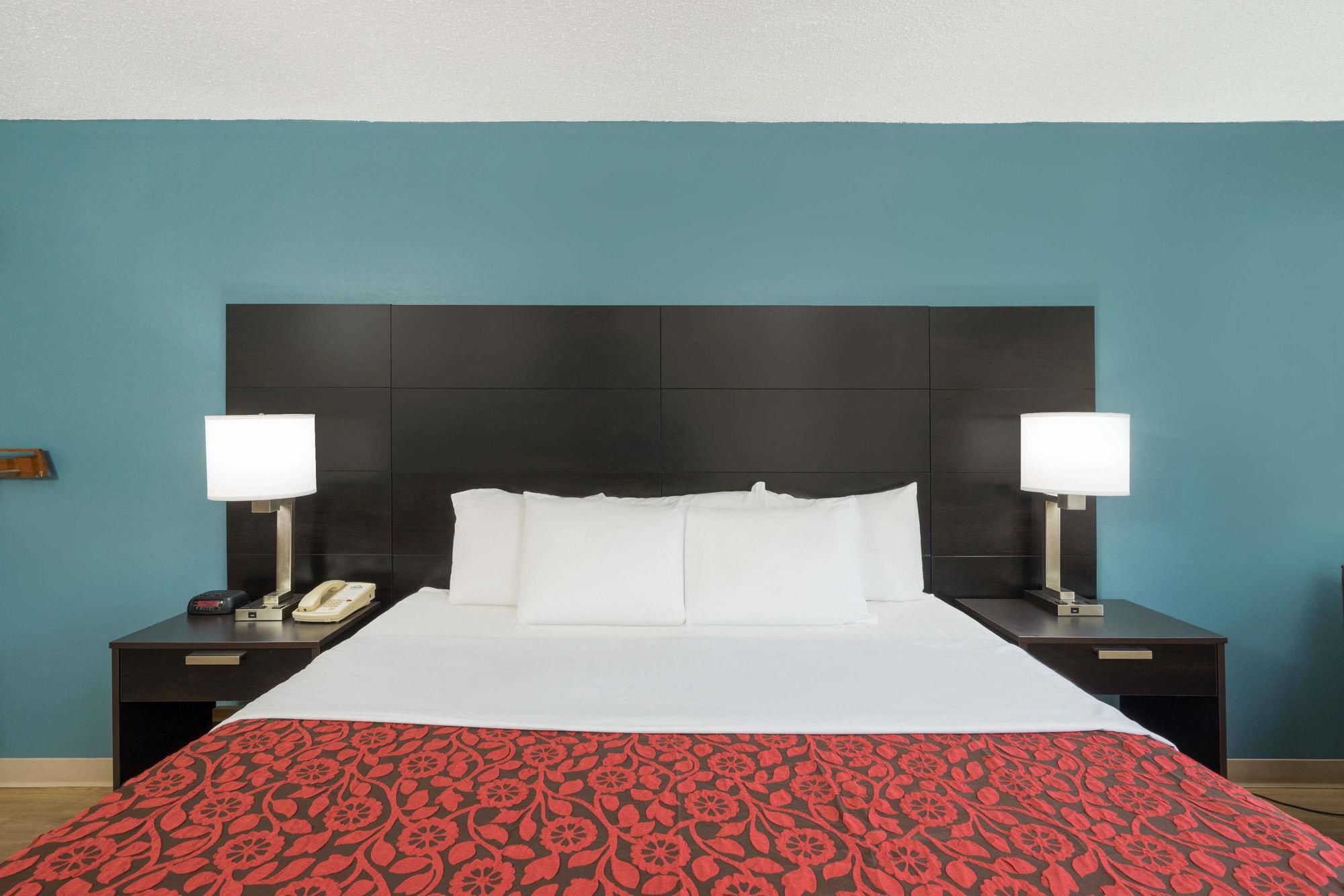 Фото Days Inn by Wyndham Raleigh Midtown