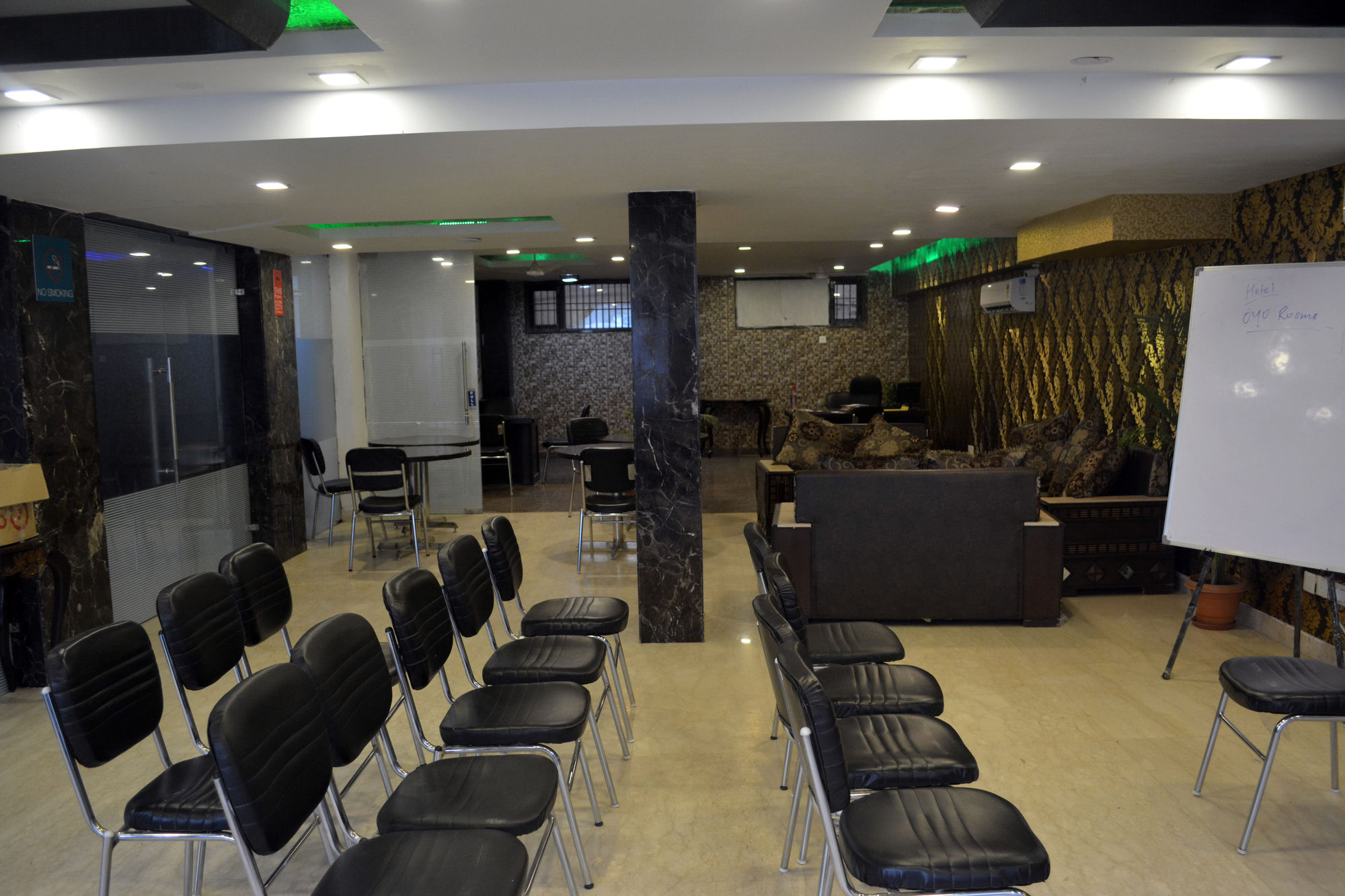 Фото Oyo 464 Hotel Lotus Palace