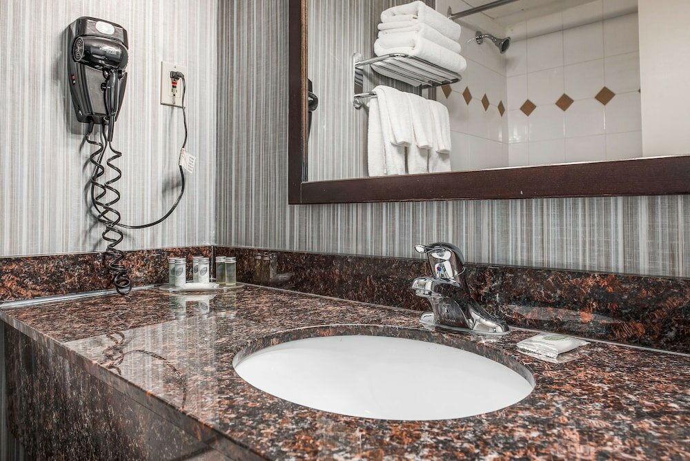 Фото Coast Calgary Downtown Hotel & Suites by Apa