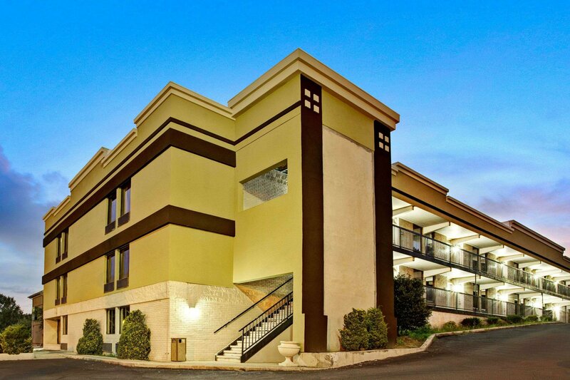 Гостиница Super 8 by Wyndham Raleigh Downtown в Роли