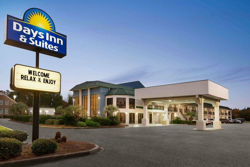 Гостиница Days Inn & Suites by Wyndham Savannah Midtown в Саванне