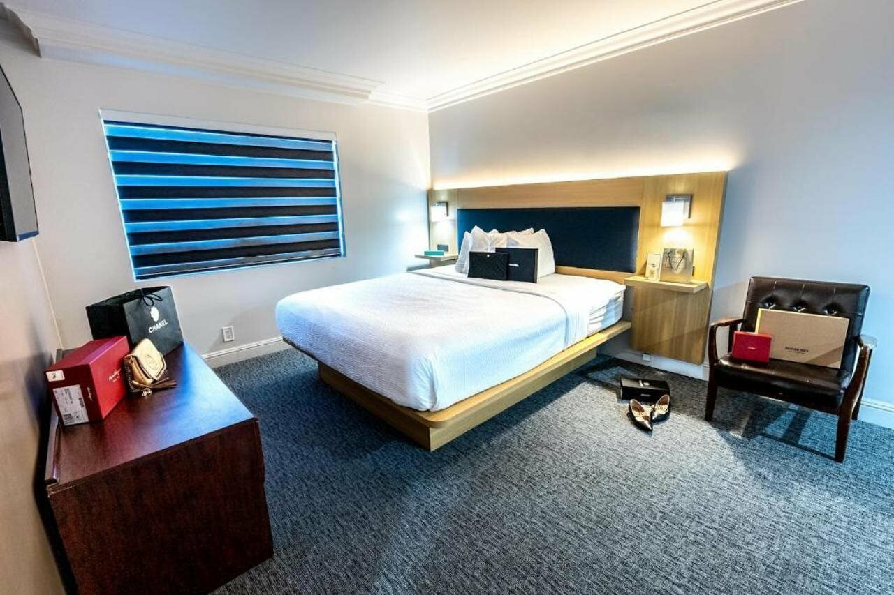 Фото The Live Hotel
