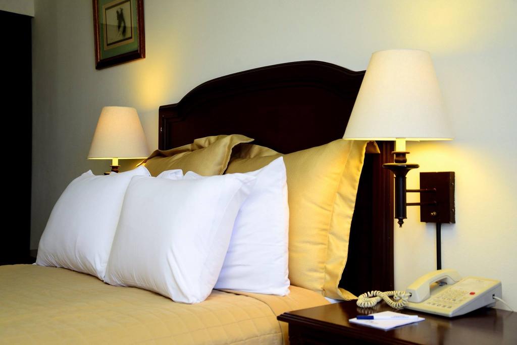 Фото Plaza Hotel and Suites