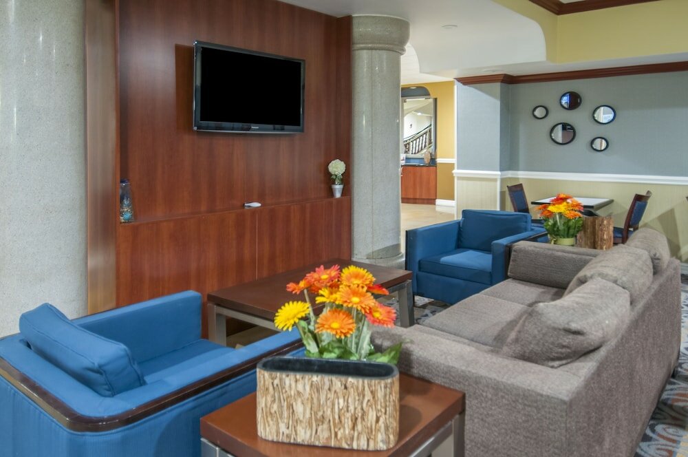 Фото Holiday Inn Express and Suites Bakersfield Central, an Ihg Hotel