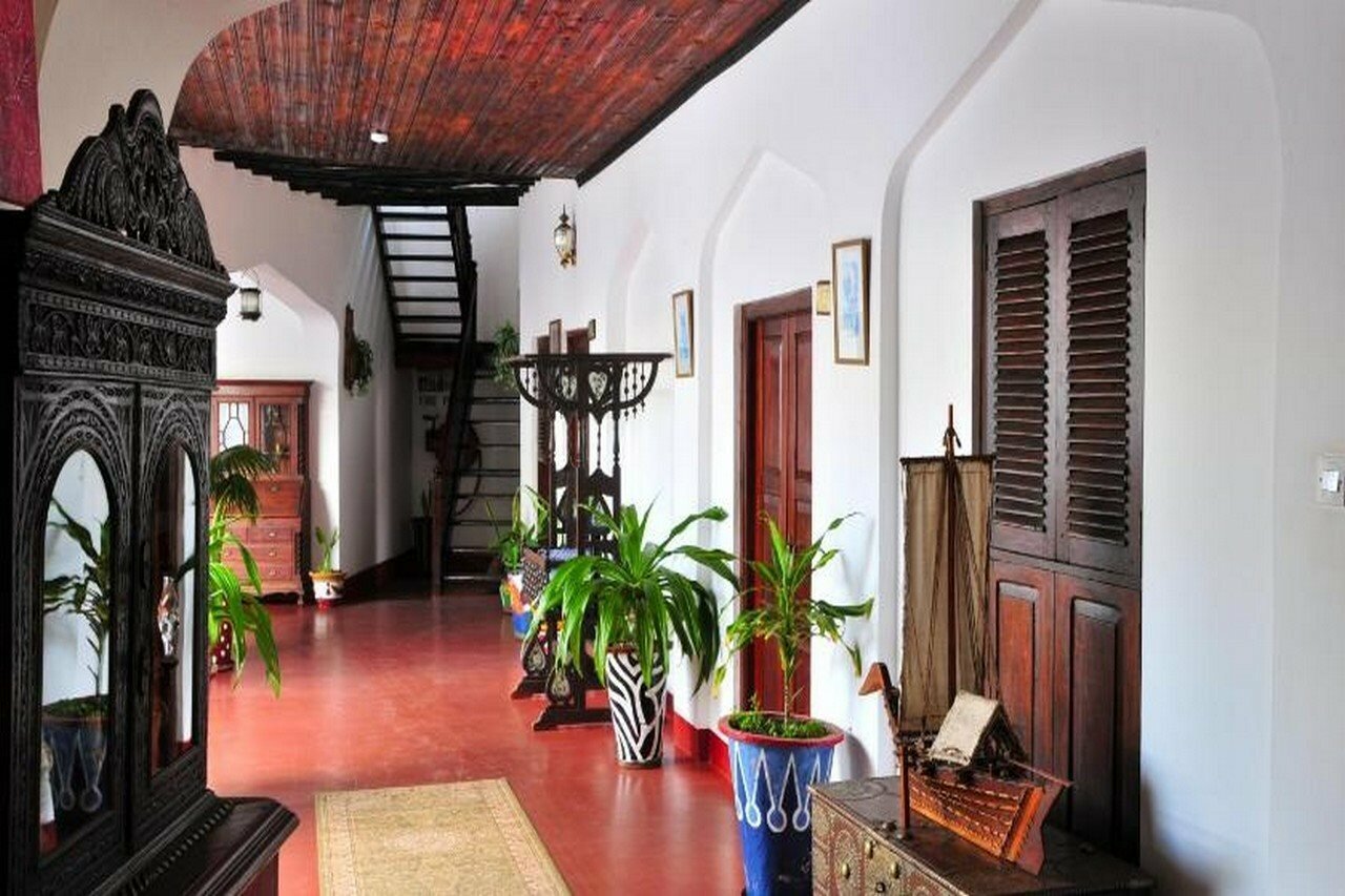 Фото Dhow Palace Hotel