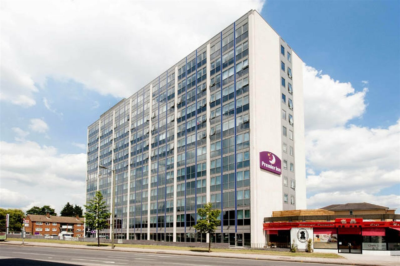 Фото Premier Inn London Hendon - The Hyde