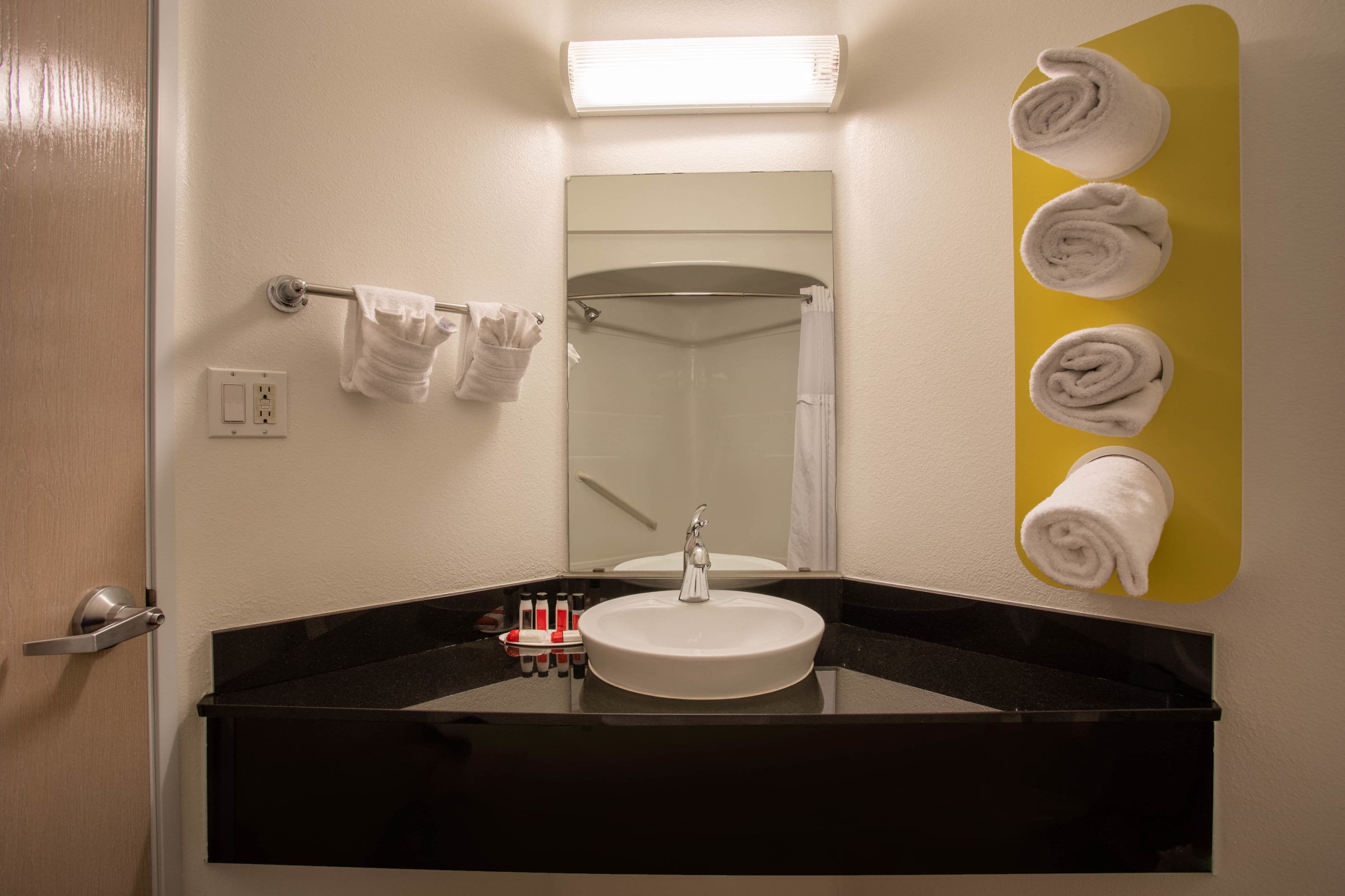 Фото Super 8 by Wyndham Ambassador Bridge Windsor On