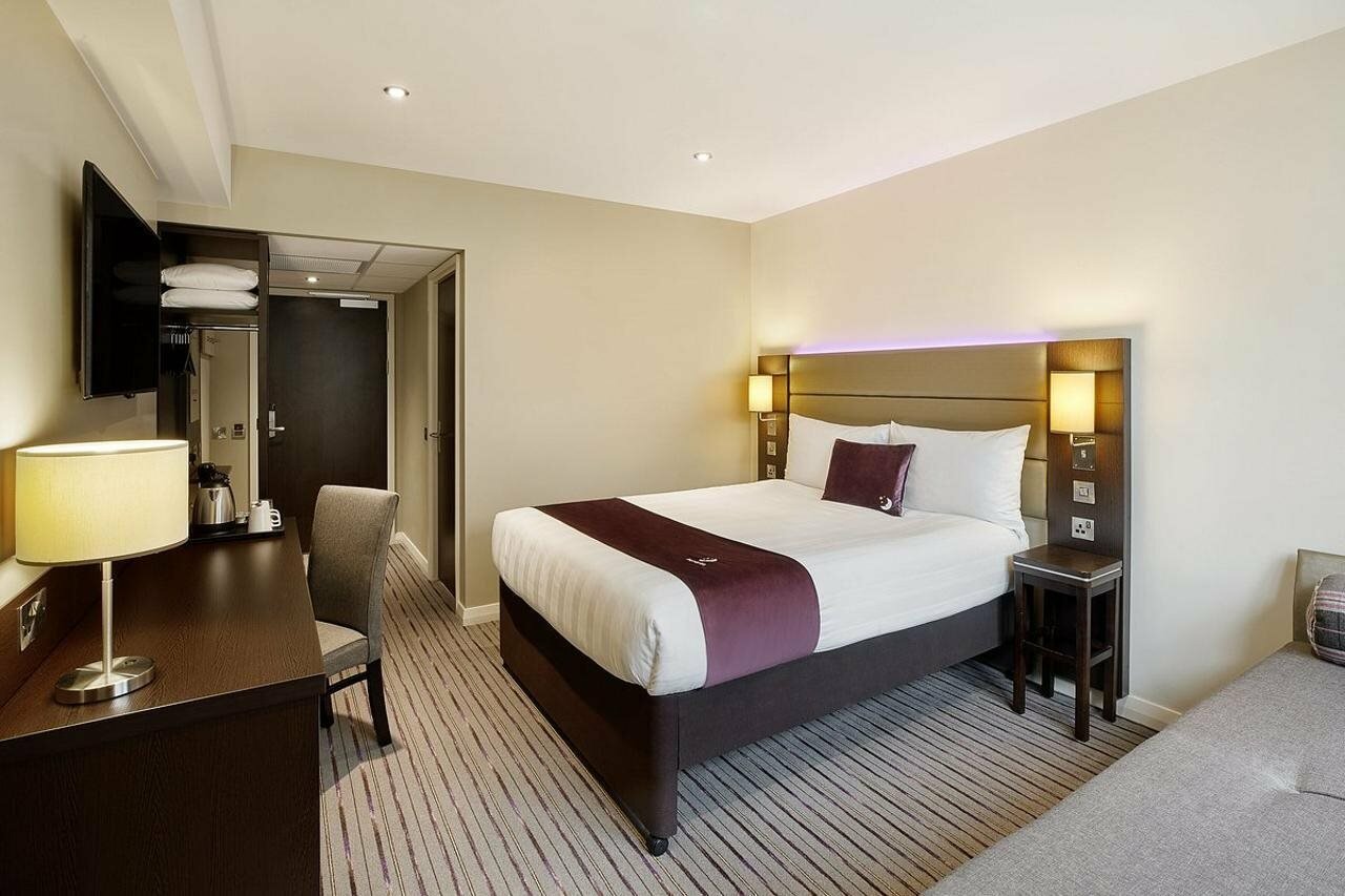 Фото Premier Inn London Hendon - The Hyde
