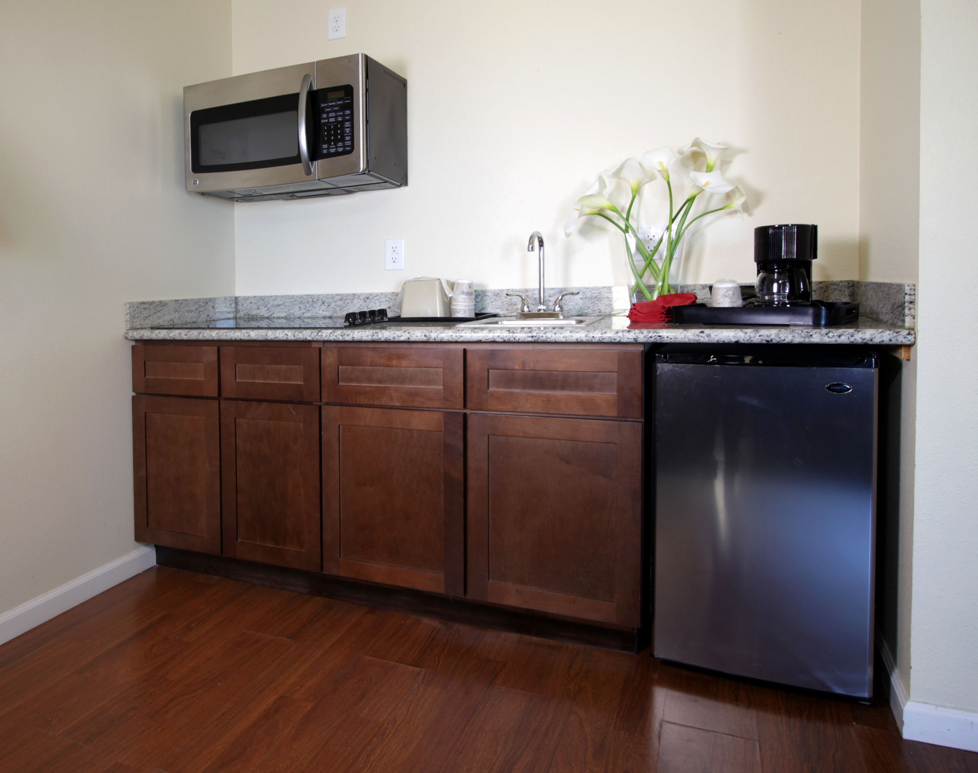 Фото Mirage Inn and Suites